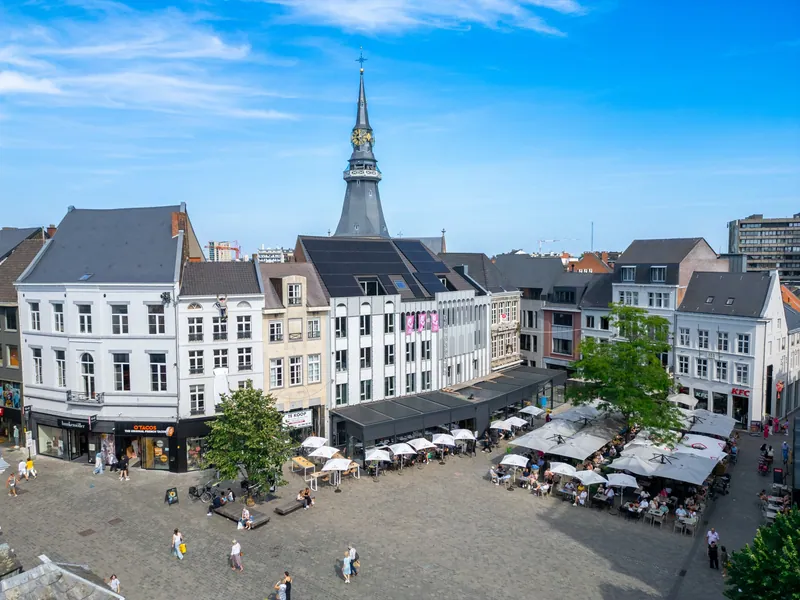 Luchtbeeld van de Grote Markt in Hasselt met terrassen en de kathedraaltoren