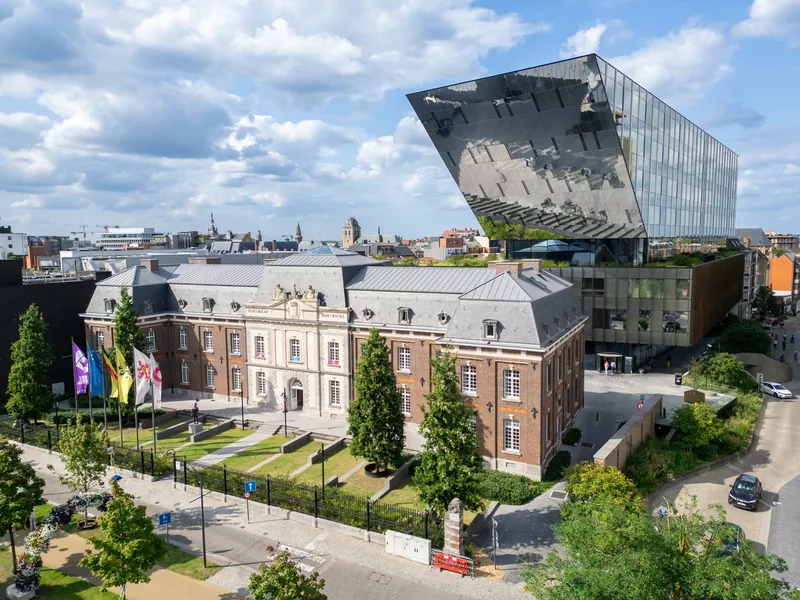 Luchtbeeld van het Hasseltse stadskantoor 't Scheep en de oude rijkswachtkazerne